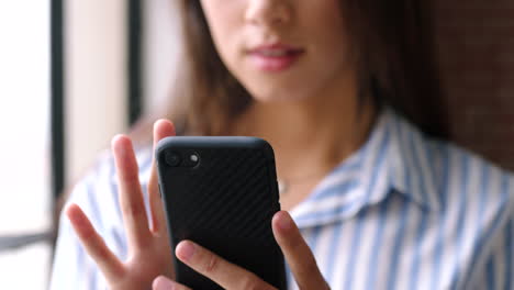 Mädchen,-Smartphone-In-Den-Händen-Und-Social-Media-Scroll
