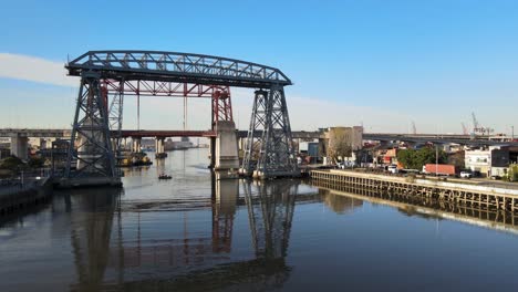 Luftpfannenfährbrücke-Und-Kleines-Boot-Auf-Dem-Fluss,-Buenos-Aires