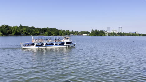 Crucero-Por-El-Lago-Herastrau-Y-El-Paisaje-Urbano,-Bucarest,-Rumania