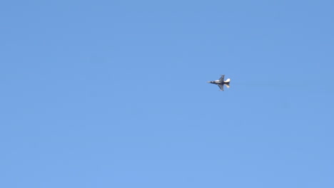 Jetfighter-De-La-Fuerza-Aérea-Turca-Volando-En-La-Distancia-En-Espectáculo-Aerobáltico