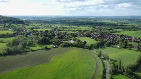 Luftaufnahme-Elmley-Castle-Village-North-Cotswolds-UK-Landschaft-Frühling-Worcestershire