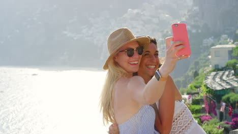 Zwei-Glückliche-Freunde-Machen-Selfies-Mit-Einem-Mobiltelefon
