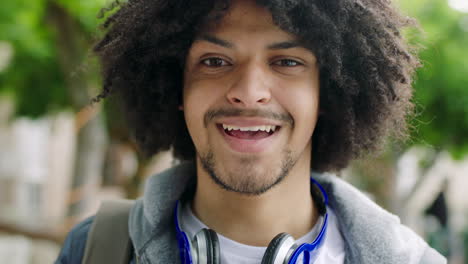 Hombre-Afroamericano-De-Moda-Sonriendo-Al-Aire-Libre-Contra