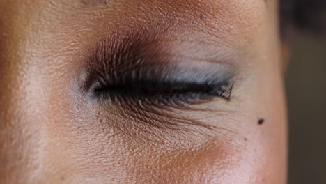 Augennahaufnahme-Einer-Frau-Mit-Dunklem-Make-up-Und-Dunkler-Haut