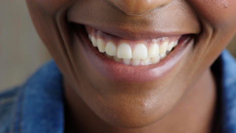 Nahaufnahme-Des-Mundes-Einer-Frau-Nach-Einer-Zahnbehandlung