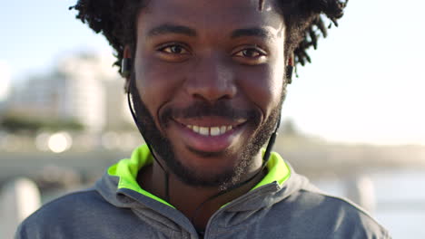 Nahaufnahmeporträt-Eines-Glücklichen-Schwarzen-Athleten