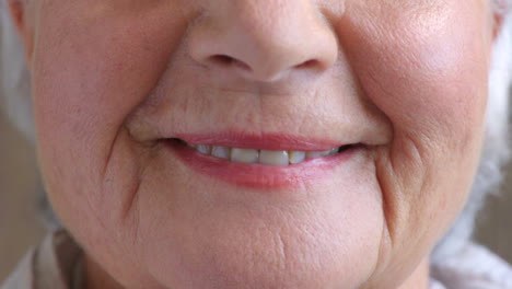 Nahaufnahme-Der-Lippen-Einer-Lächelnden-älteren-Frau