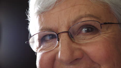 Retrato-De-Una-Anciana-Mirando-Con-Esperanza
