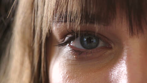 Closeup-of-a-woman-testing-her-vision