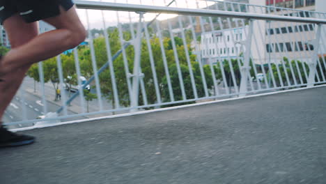 Zwei-Fitte-Sportler-Laufen-Und-Joggen-Auf-Einer-Brücke