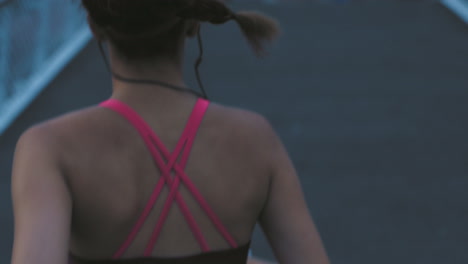Mujer-Fitness-Corriendo-Y-Trotando-En-Un-Puente-De-La-Ciudad