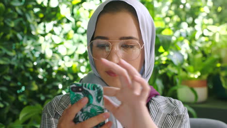Mujer-Islámica-Musulmana-Con-Teléfono-En-Las-Redes-Sociales