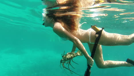 Mujer-Nadando-En-El-Mar