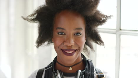 Nervöse-Junge-Afrikanische-Frau-Mit-Stilvollem-Afro-Lächeln