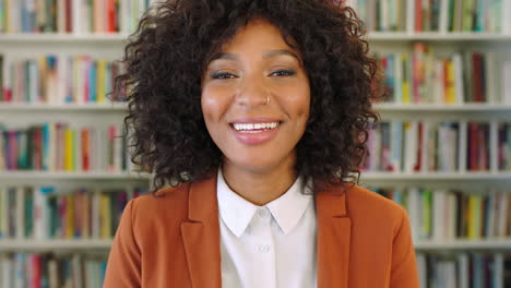 Eine-Junge-Glückliche-Schwarze-Bibliothekarin-Lächelt