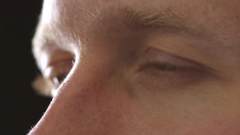 Closeup-of-male-eyes-blinking