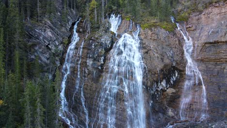 4K-Luftaufnahmen-Eines-Dreifachen-Wasserfalls-In-Den-Rocky-Mountains