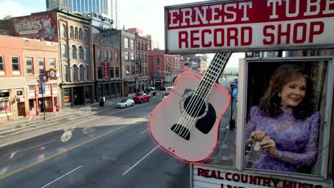 Bonita-Antena-De-La-Tienda-De-Discos-Girando-Cantar-En-La-Calle-Broadway-En-Nashville,-Tennessee