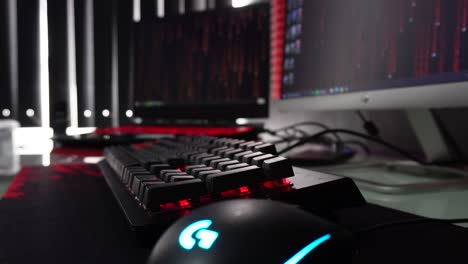 Gamer-Computerausrüstung-Auf-Einem-Schreibtisch