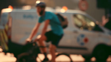 Gente-Conduciendo-Y-Andando-En-Bicicleta-Por-La-Ciudad