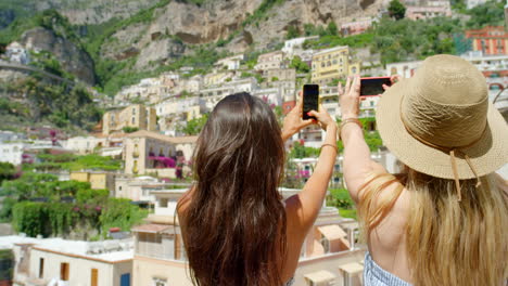 Travel,-women-and-photography-Italy-with-phone