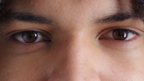 Closeup-face-of-a-man's-eyes-wearing-contact