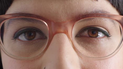 Nahaufnahmeporträt-Einer-Frau-Mit-Brille