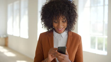Mujer-De-Negocios-Con-Afro-Usando-Teléfono