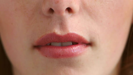 Nahaufnahme-Der-Perfekten-Lippen-Einer-Frau-Mit-Natürlichem-Rosa