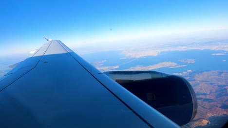 Flug-über-San-Francisco-Auf-Einem-Kommerziellen-Flug-–-Hyperlapse-Aus-Der-Luft-Aus-Dem-Fenster-Des-Flugzeugs-Mit-Blick-Auf-Den-Flügel