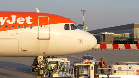 Bodenpersonal-Des-Flughafens-Arbeitet-Am-Easyjet-A320-Nach-Der-Landung-In-Bergamo