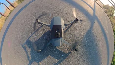 Landung-Einer-Drohne-Aus-Der-Perspektive,-Wie-Sie-Auf-Dem-Boden-Aufschlägt-Und-Die-Propeller-Sich-Ausschalten
