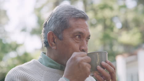 Sorgloser-älterer-Mann,-Der-Kaffee-In-Der-Natur-Trinkt
