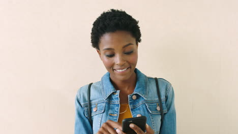 Lächelnde-Frau-Mit-Afro,-Die-Eine-SMS-Sendet