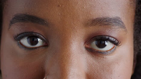 Nahaufnahmeporträt-Einer-Frau-Mit-Braunen-Augen