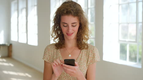 Mujer-Joven-Feliz-Enviando-Mensajes-De-Texto-En-Un-Teléfono-En-Casa