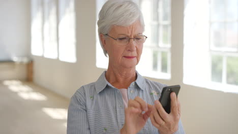 Ältere-Frau-Kämpft-Darum,-Ein-Telefon-Zu-Benutzen