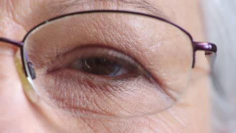 Closeup-face-of-a-senior-woman's-eye-with-glasses