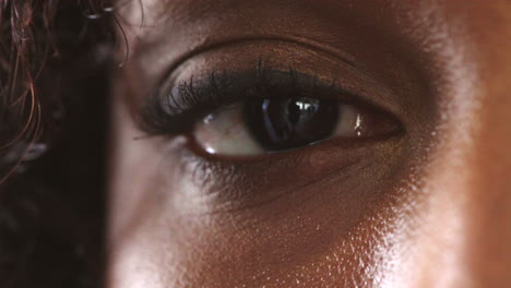 Closeup-of-the-eye-of-a-woman-with-an-intense