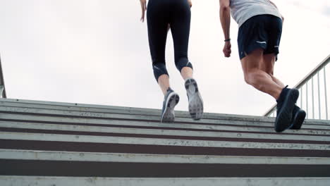 Zwei-Sportliche-Menschen-Rennen-Beim-Training-Die-Treppe-Hinauf
