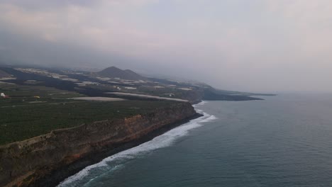 Vista-Aérea-De-Drones-De-Lava-Solidificada-En-Campos-De-Plantaciones-De-Banano,-Isla-De-La-Palma