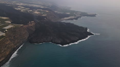 Einzigartiger-Blick-Auf-Den-Erstarrten-Lavastrom-Im-Meer-Nach-Dem-Ausbruch-Des-Vulkans-Cumbre-Vieja-Auf-La-Palma