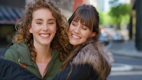 Portrait-of-two-smiling-friends-hugging
