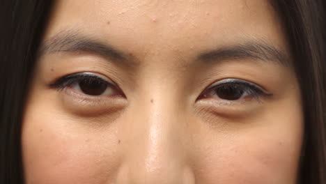Nahaufnahmeporträt-Menschlicher-Augen,-Die-Blinzeln