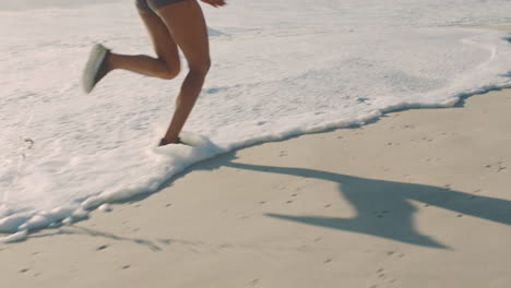 Mujer-En-Forma,-Activa-Y-Atlética-Corriendo-En-Una-Playa