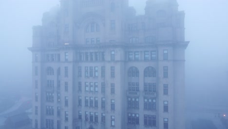 Dichte-Nebeldecke,-Luftaufnahme-Von-Liverpool,-Lebergebäude-In-Unheimlich-Dichtem,-Düsterem-Wetter,-Sichtbarkeit