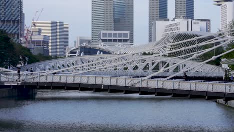 Close-up-view-of-Elgin-Bridge,-vehicular-box-girder-bridge-across-the-Singapore-River