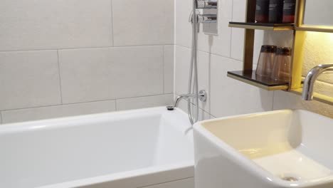 Bathroom-Of-A-Luxury-Hotel-With-Washbasin-And-Bathtub