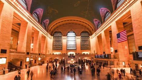 Time-lapse-of-Main-hall-Grand-Central-Terminal,-New-York-City-train-station-crowded-with-people-walking-fast