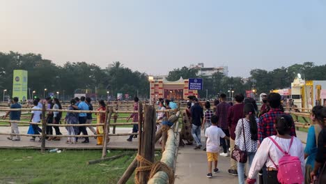 Riesige-Menschenmenge-In-Der-Schlange,-Um-Durga-Puja-Pandal-Im-Deshapriya-Park-In-Kalkutta-Zu-Sehen